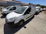 la camionnette blanche est garée dans le parking à côté d'autres véhicules