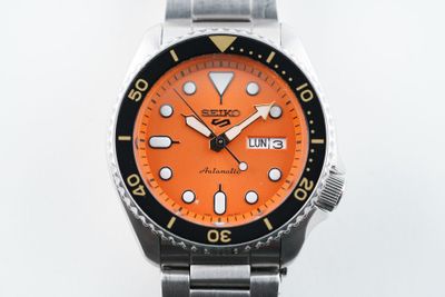 une montre posée sur une surface blanche
