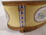un bol jaune avec des motifs bleus et blancs