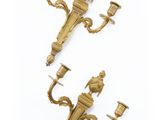 paire d'appliques murales anciennes en laiton sur fond blanc