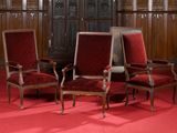 trois chaises qui se trouvent ensemble dans une pièce