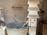 une image d'une cuisine avec un mixeur et d'autres appareils électroménagers