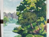 une peinture représentant une peinture d'une rivière et d'arbres posée sur un chevalet