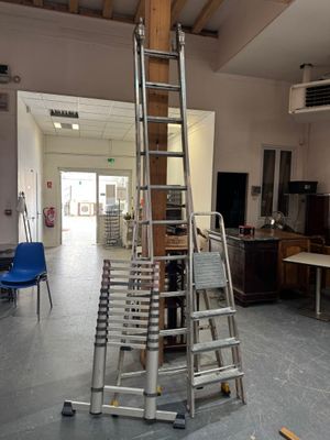 une échelle posée au milieu d'une pièce