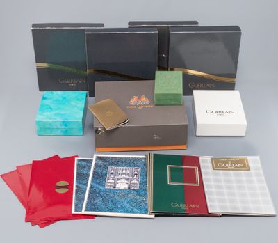 GUERLAIN - 7 boîtes cartonnées, 4 porte documents cartonnés,…