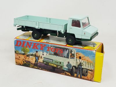 un camion jouet posé sur une boîte