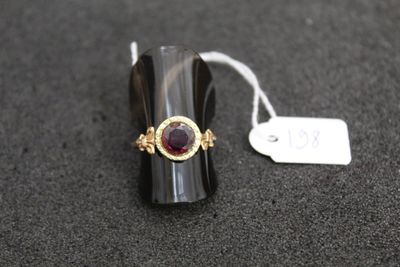 gros plan d'une bague sur une surface noire avec une étiquette de prix
