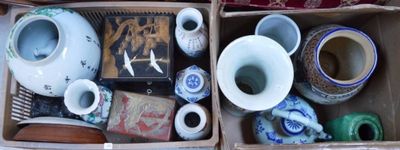 deux boîtes contenant différents types de vases
