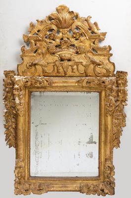 MIROIR À FRONTON en bois sculpté et doré à décor de feuillag…