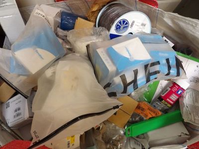 un tas d'objets dans un sac en plastique posé sur une table