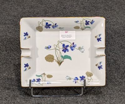 une assiette carrée décorée de fleurs et de feuilles bleues