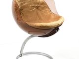 une chaise posée sur un piètement métallique