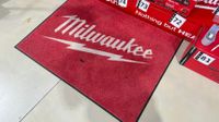 MILWAUKEE. Table haute et 2 tabourets, et 2 tapis, siglés (photo 3)