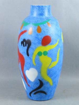 un vase bleu orné d'un motif coloré