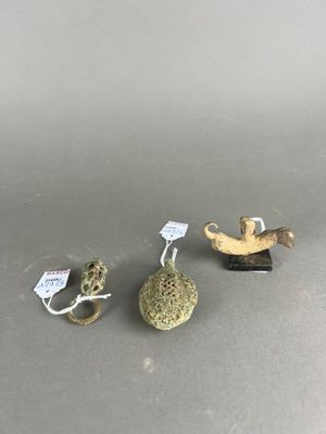 trois petites figurines posées les unes à côté des autres sur une table