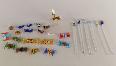 beaucoup de petits animaux en plastique posés sur une surface blanche