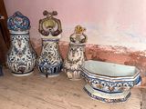 de nombreux vases posés les uns à côté des autres sur le sol