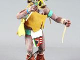figurine représentant un homme vêtu d'un costume amérindien et tenant un couteau