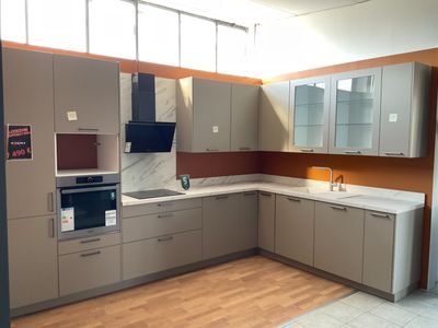 une image d'une cuisine avec beaucoup d'espace de travail