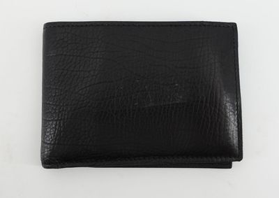 un portefeuille en cuir noir posé sur une table blanche