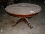 une table ronde avec un plateau en bois dans une pièce