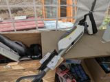 une paire de ciseaux et une autre paire de ciseaux posées sur une table