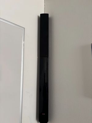La barre de son est accrochée au mur à côté d'un miroir