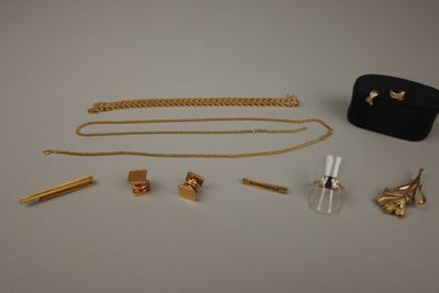 un assortiment de bijoux en or comprenant un collier, un bracelet, une bague et un sac à main