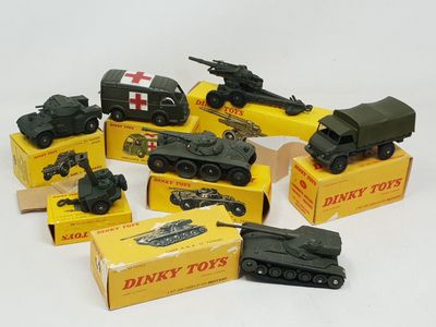 six véhicules militaires miniatures et un camion dans une boîte
