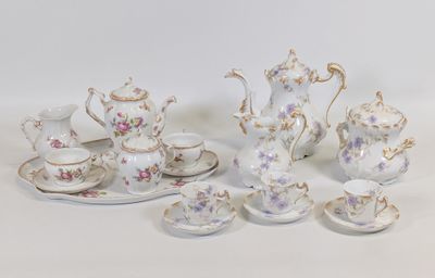 une table blanche sur laquelle sont disposés divers objets