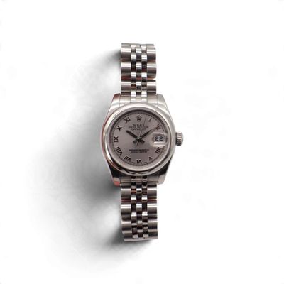 une image représentant une montre-bracelet au cadran argenté sur fond blanc