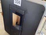 un poêle noir posé au milieu d'une pièce