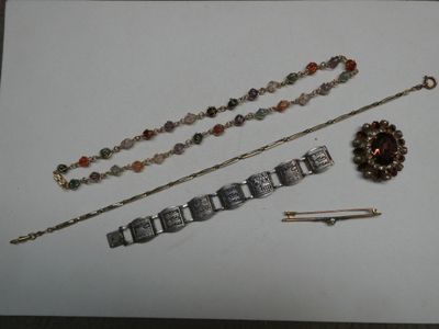 beaucoup de bijoux posés sur la table