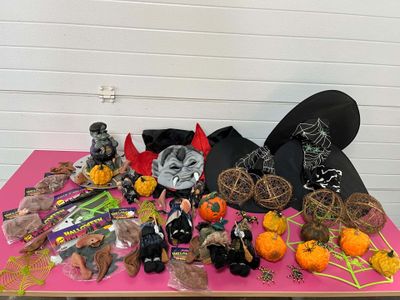 une table rose recouverte de nombreuses décorations d'Halloween
