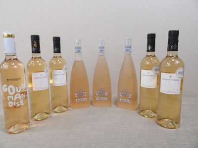 plusieurs bouteilles de vin sont alignées sur une table