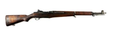 un gros plan d'un fusil sur un fond blanc avec un fond blanc