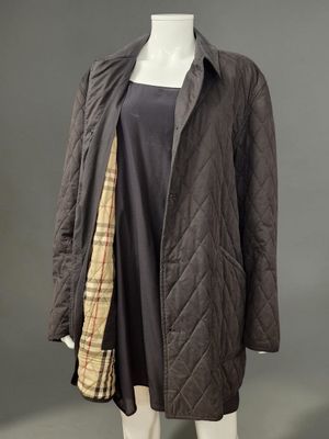une photo d'un manteau et d'une robe de femme sur un mannequin