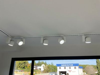 Une rampe de 3 spots blancs led orientables