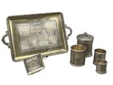 une image représentant un plateau en argent avec quatre tasses et un plateau orné d'un motif