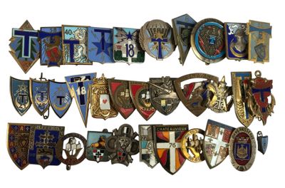 de nombreux types de badges différents sur fond blanc