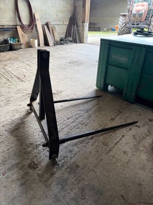 une photo d'un chariot élévateur dans un garage