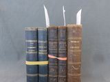 trois vieux livres sont empilés sur une table