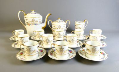 plusieurs tasses et soucoupes et une théière sur la table