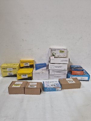 plusieurs boîtes contenant des objets divers, posées sur une surface blanche
