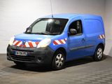 une camionnette bleue garée dans un garage