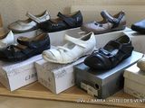de nombreuses paires de chaussures posées sur une boîte