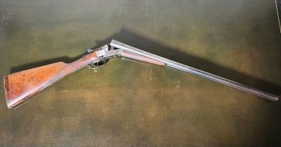 un vieux pistolet avec une crosse en bois posé sur une table