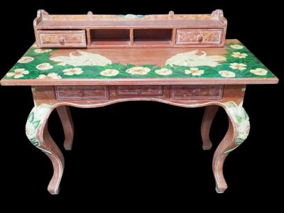 Original bureau à gradin en bois sculpté et peint à décor de…