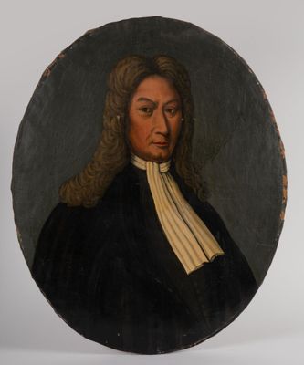 portrait d'un homme vêtu d'un manteau noir à col blanc