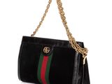 un sac à main noir avec une chaîne dorée et une rayure verte et rouge